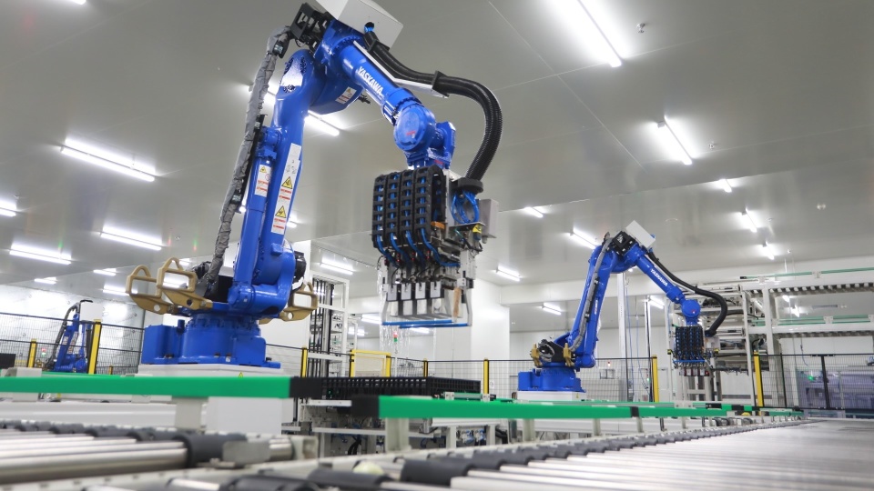 中創(chuàng)新航武漢基地:智能制造讓工廠實現(xiàn)設計產(chǎn)能110%